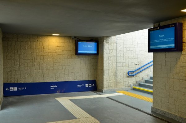 Platform entrance display LCD TFT
